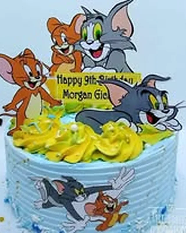 Kids and themed cakes